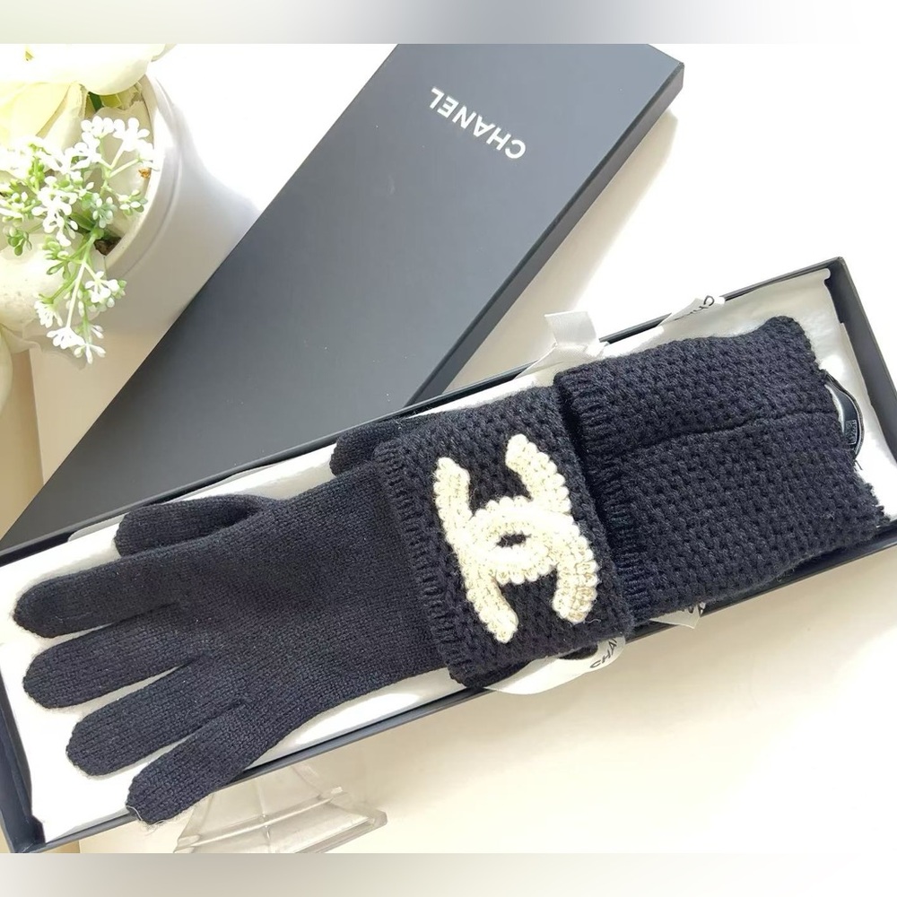 Chanel Coco Mark Knit Gloves Cashmere Black White